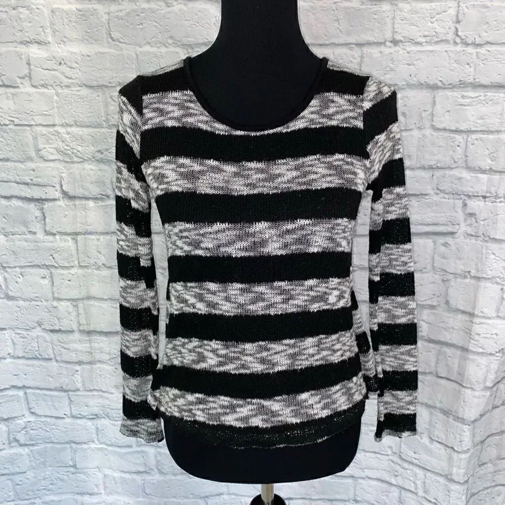IZ byer women S Hi low knit sweater w/sheer back Black & white